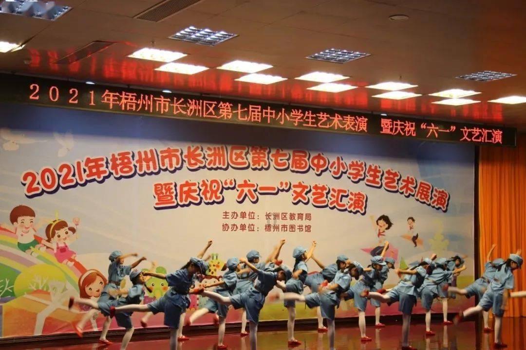 漂亮女孩清洗车